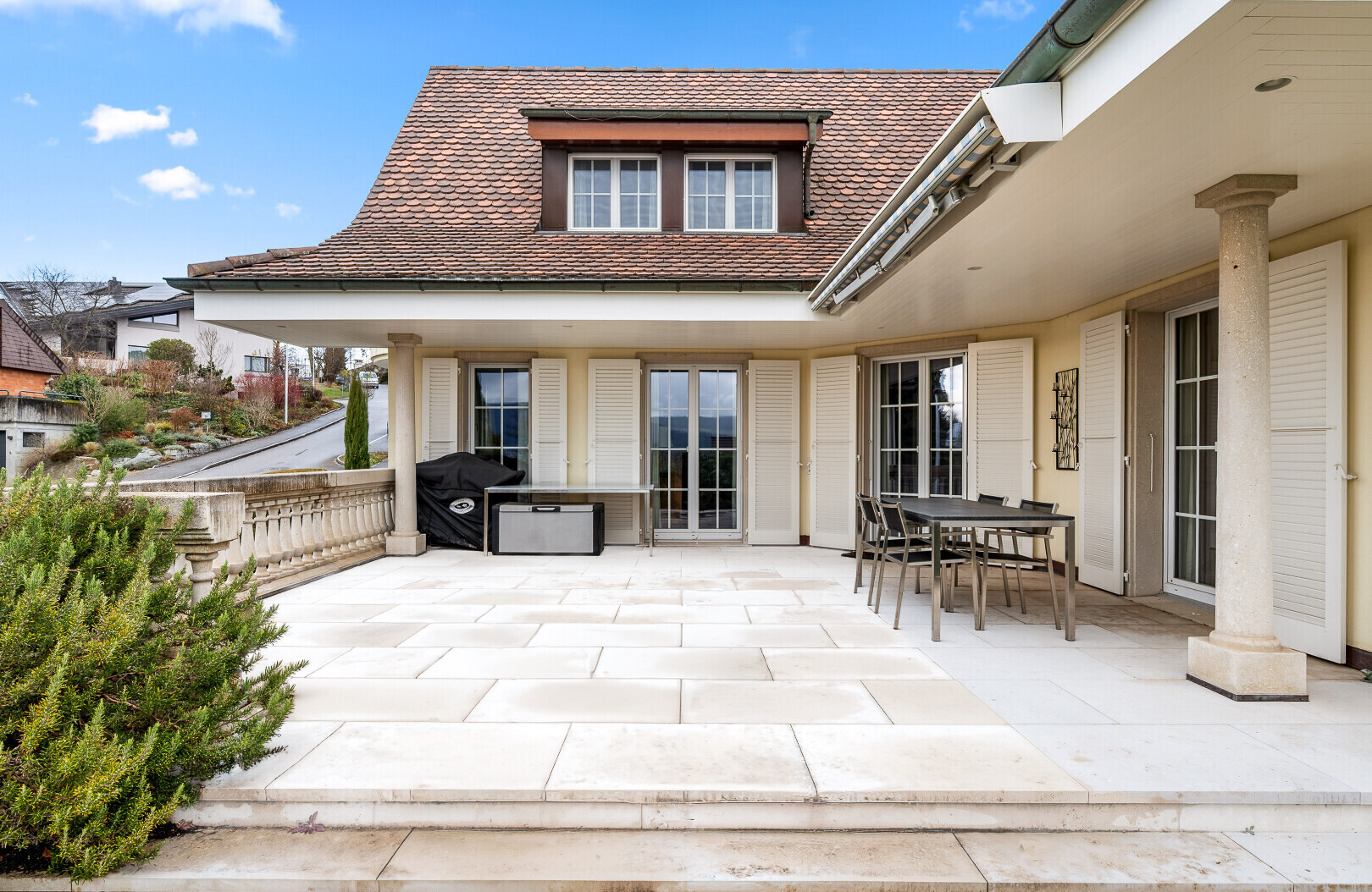 terrasse mit property visible, terrasse, essbereich im freien, und day time