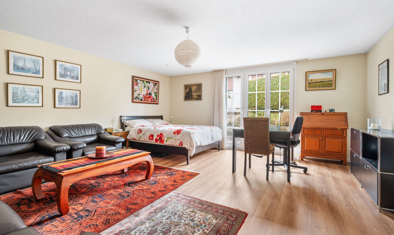 wohn- / esszimmer mit inside property, holzfußboden, wood finish floor, natürliches licht, und natural light