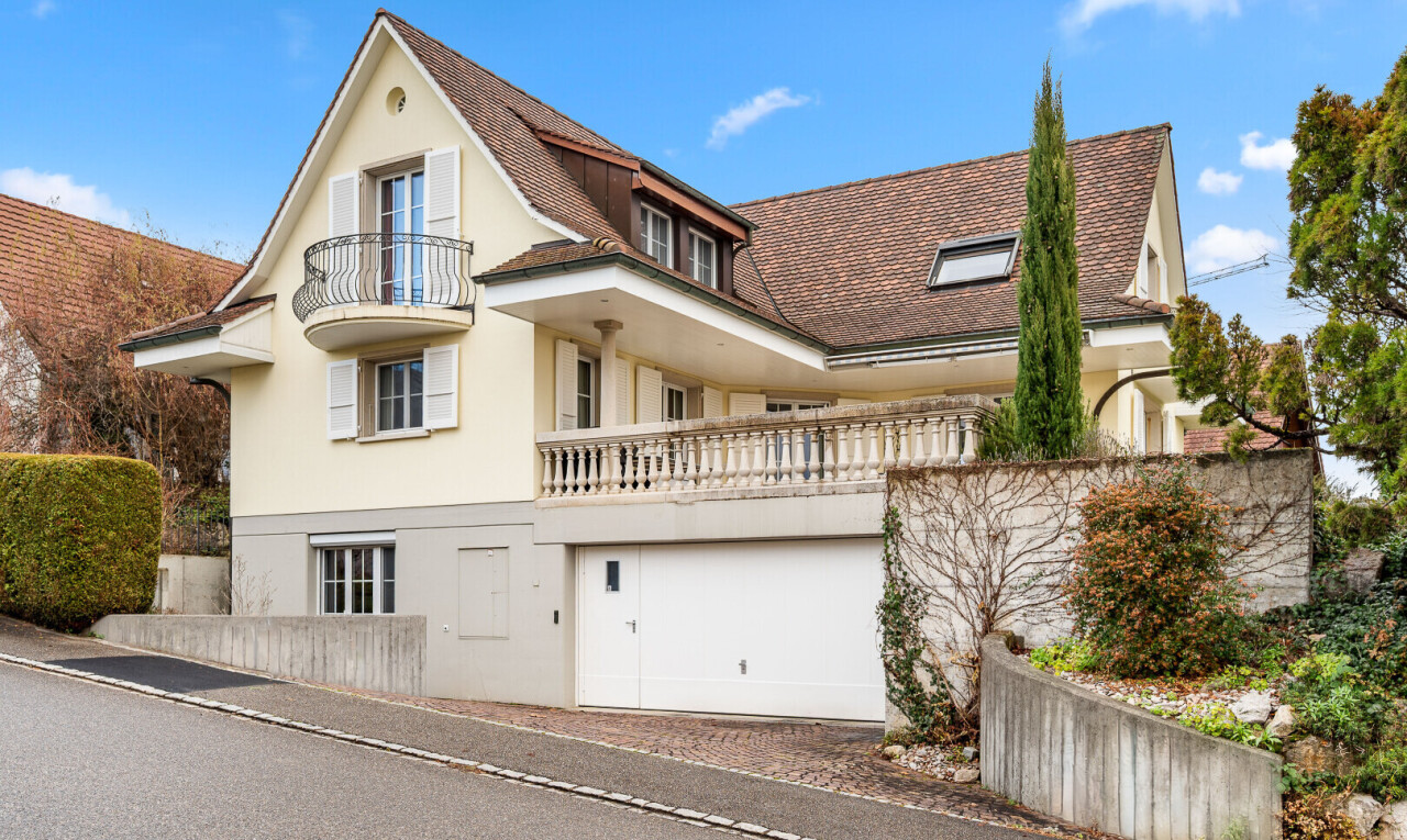 außenansicht mit balkon, dachgaube, stuckverkleidung, day time, und property visible
