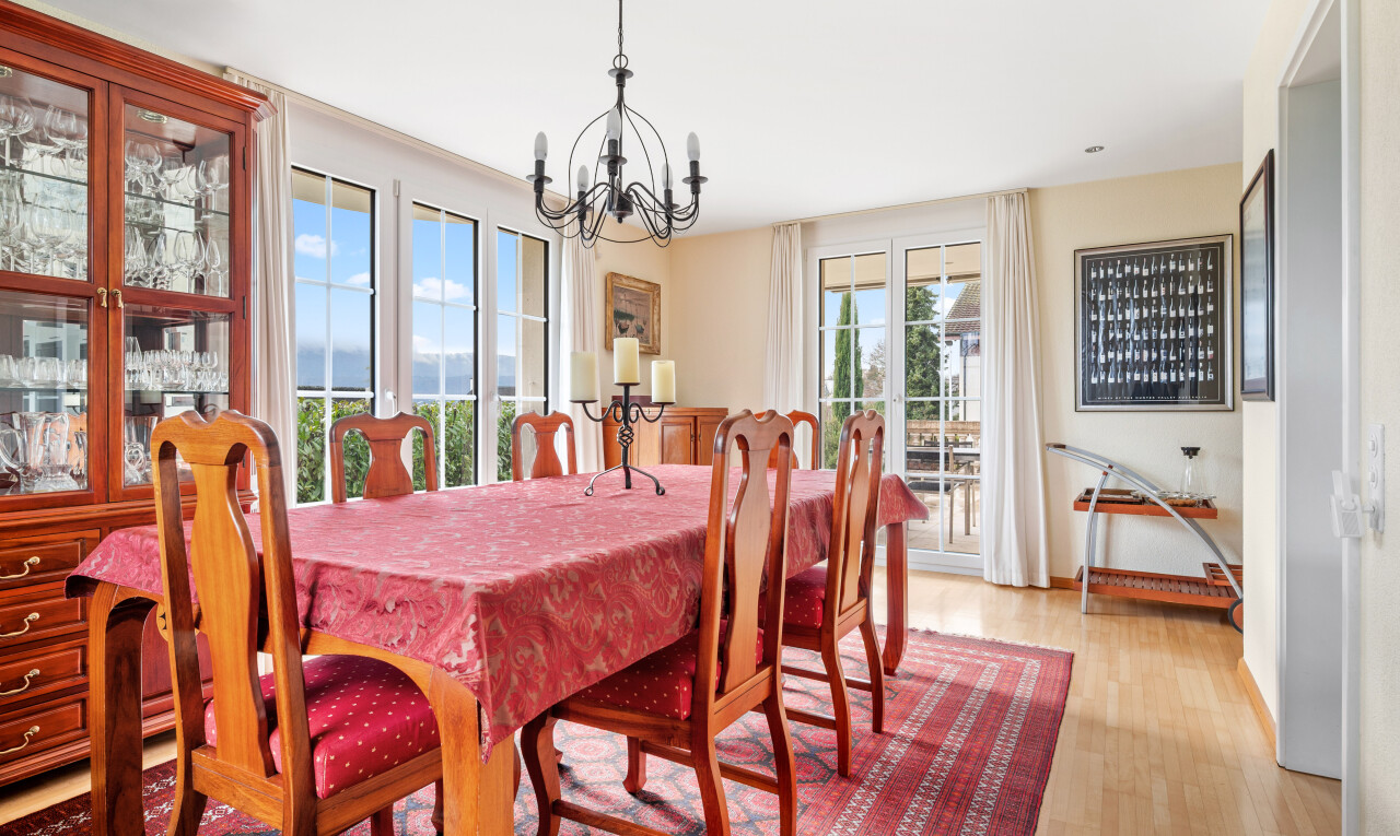 esszimmer mit inside property, day time, bemerkenswerter kronleuchter, gipskartonwand, und drywall