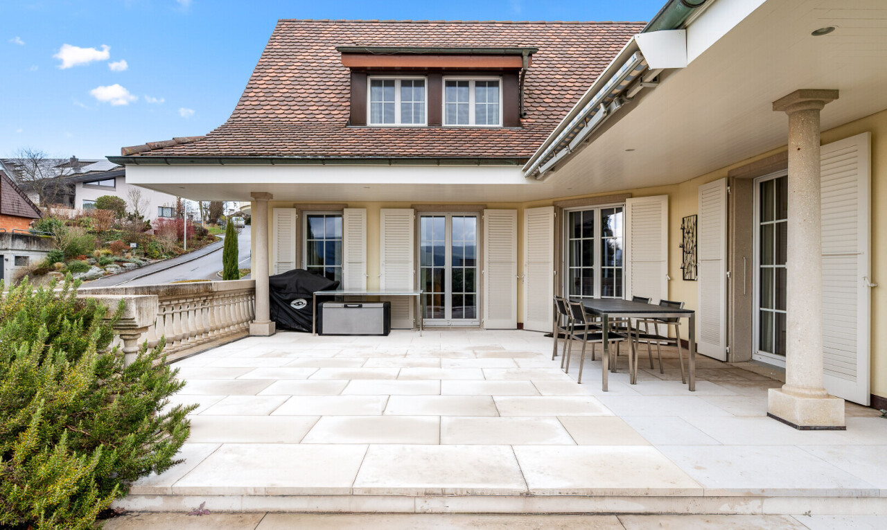 terrasse mit property visible, terrasse, essbereich im freien, und day time