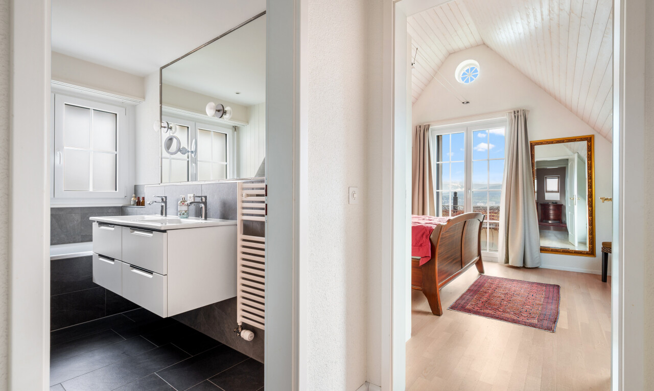 salle de bains avec lumière naturelle, natural light, radiateur, lavabo (ou coiffeuse selon le contexte), et inside property