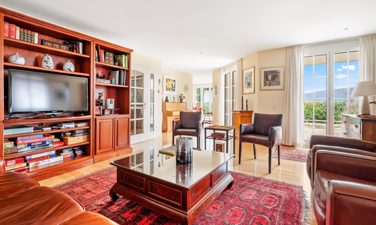 wohnzimmer mit fernseher, inside property, natürliches licht, natural light, und gipskartonwand