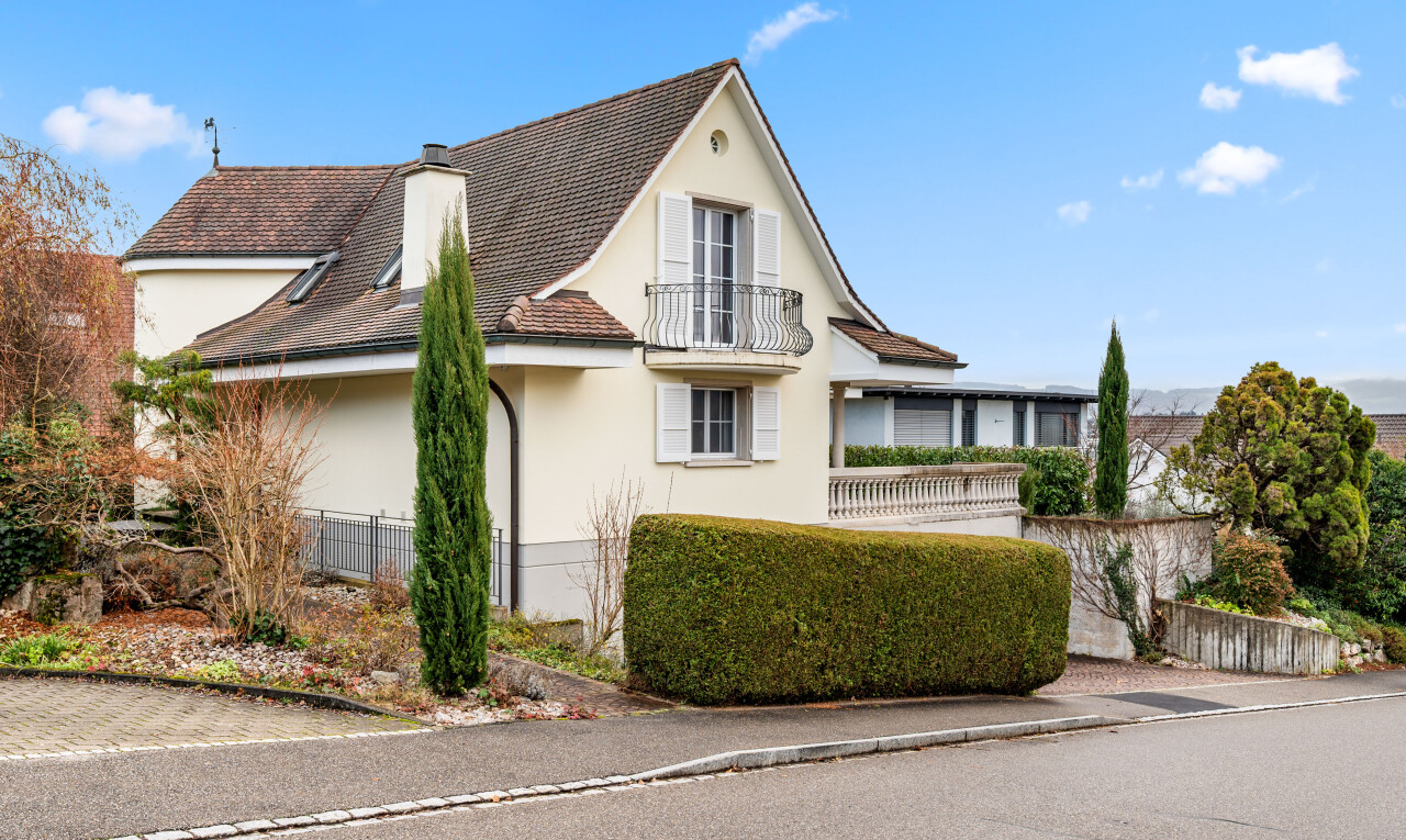 außenansicht mit day time, property visible, stuckverkleidung, und balkon