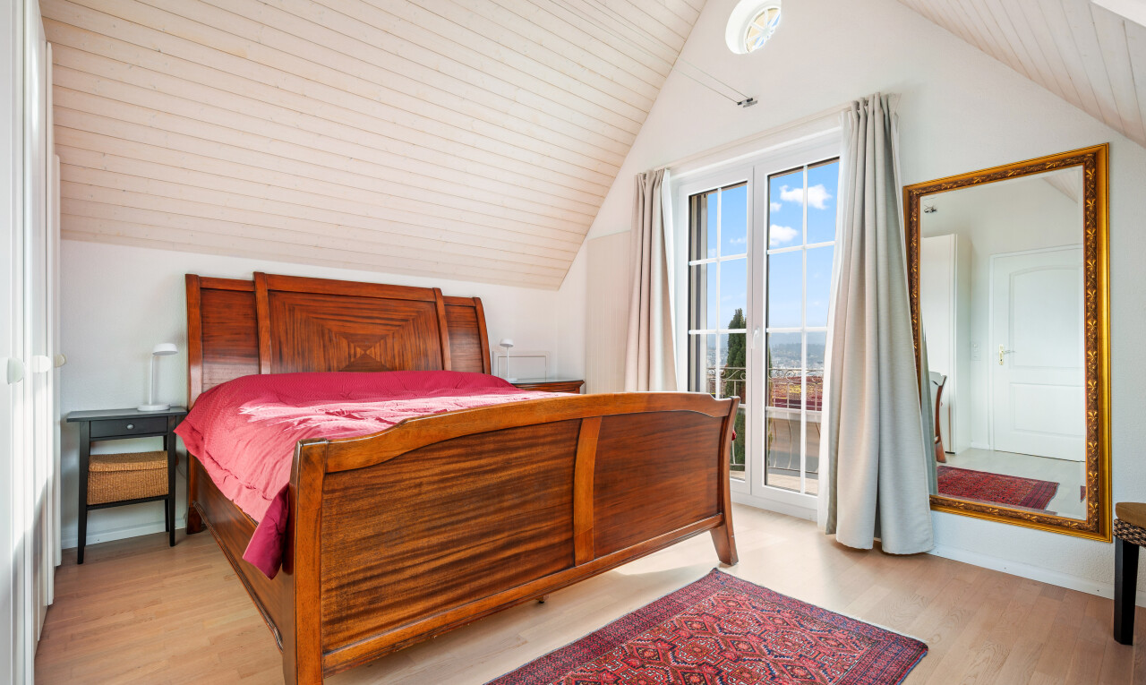 chambre avec sol en finition bois, wood finish floor, inside property, accès à l'extérieur, et pièce supplémentaire