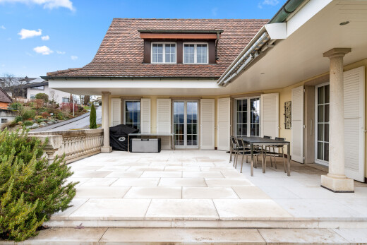 terrasse mit property visible, terrasse, essbereich im freien, und day time