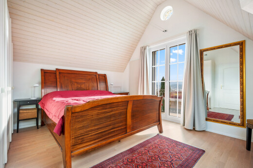 zimmer / schlafzimmer mit holzfußboden, wood finish floor, inside property, außenzugang, und zusätzliches zimmer
