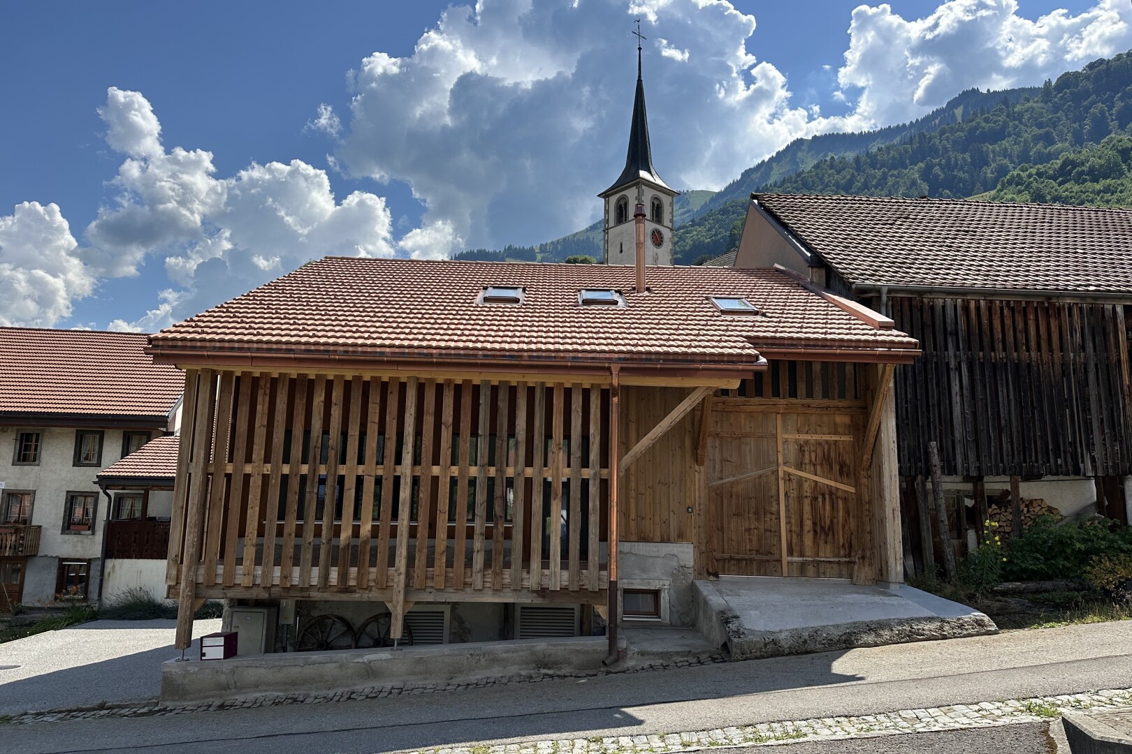 façade avec vue sur la montagne, mountain view, day time, property visible, et toit en tuiles