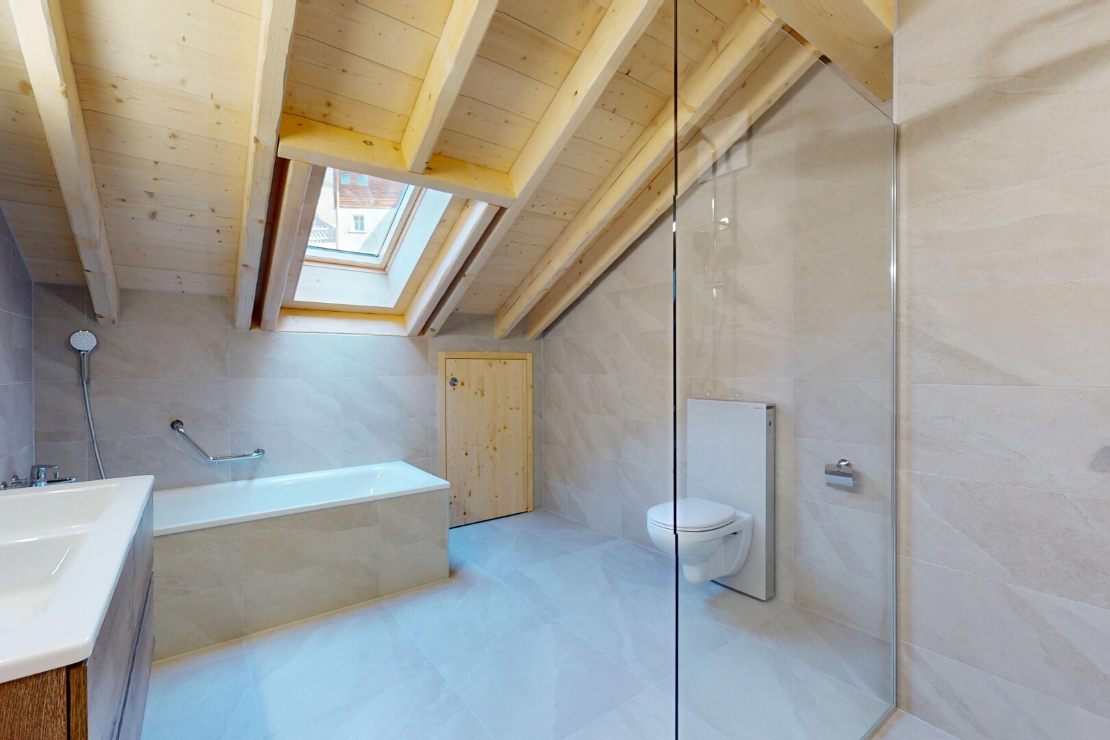 salle de bains avec puits de lumière, salle de bain complète, bain, plafond à poutres, et plafond en bois