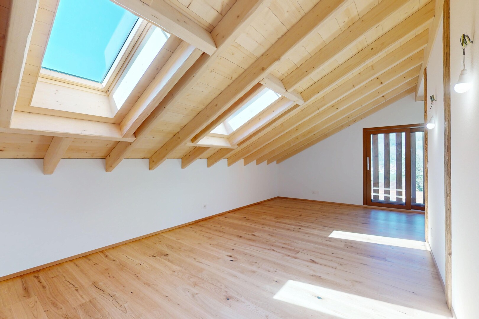 pièce vide avec cloison sèche, plafond voûté, puits de lumière, et plafond à poutres