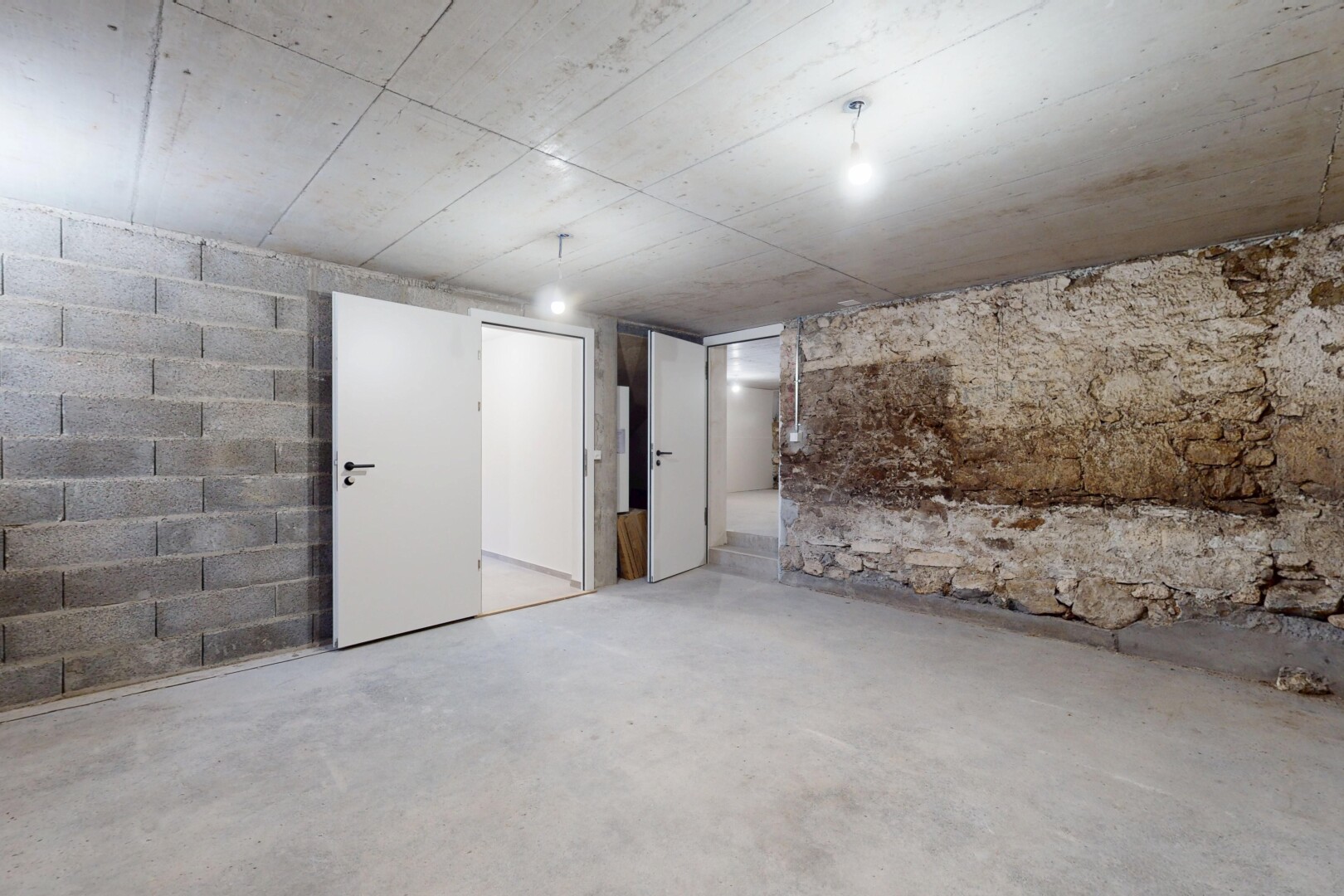 pièce vide avec sous-sol, sol en béton, et plafond en béton