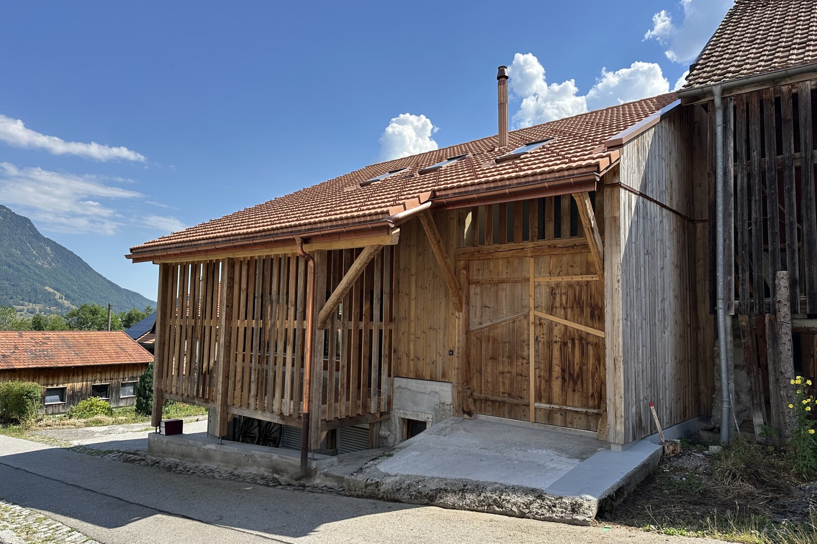 façade avec toit en tuiles, day time, vue sur la montagne, mountain view, et property visible