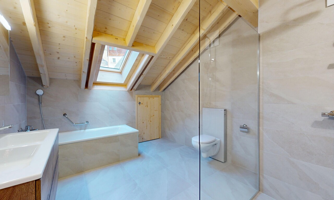 salle de bains avec puits de lumière, salle de bain complète, bain, plafond à poutres, et plafond en bois