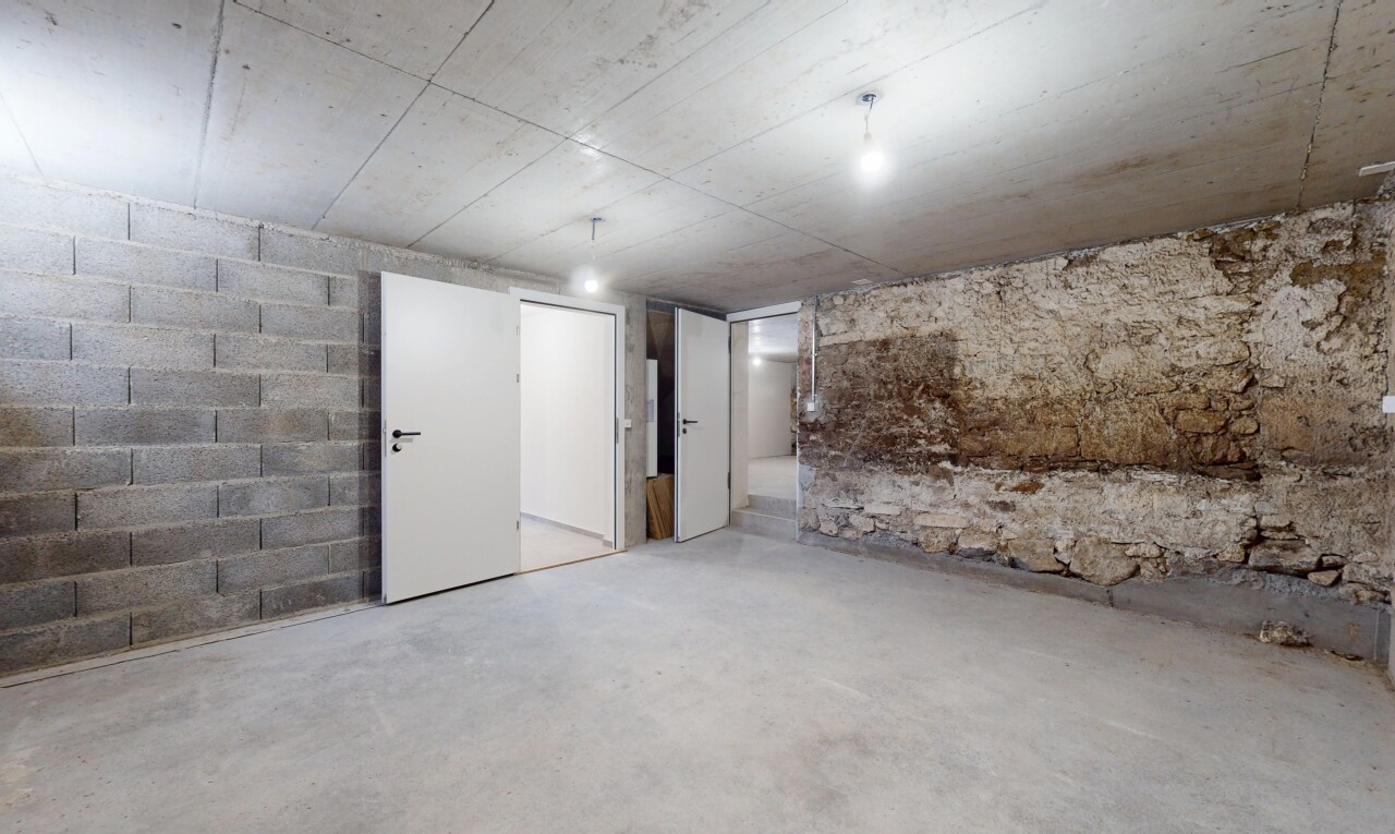 pièce vide avec sous-sol, sol en béton, et plafond en béton