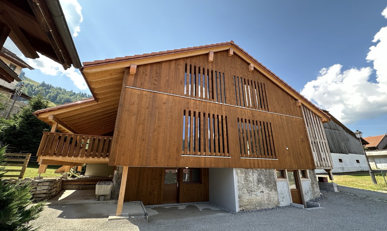 façade avec property visible, day time, bardage vertical, et bardage en bois