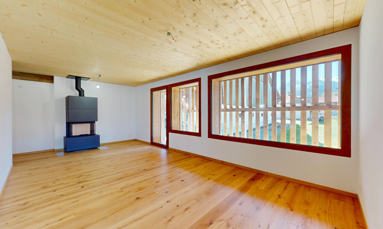 pièce vide avec lumière naturelle, plafond en bois, cloison sèche, et sol en finition bois