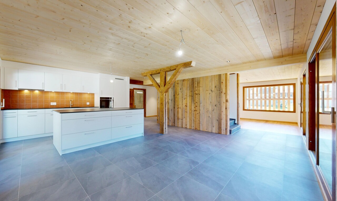 cuisine avec plafond en bois, lumière naturelle, armoires à panneau plat, four, et armoires blanches