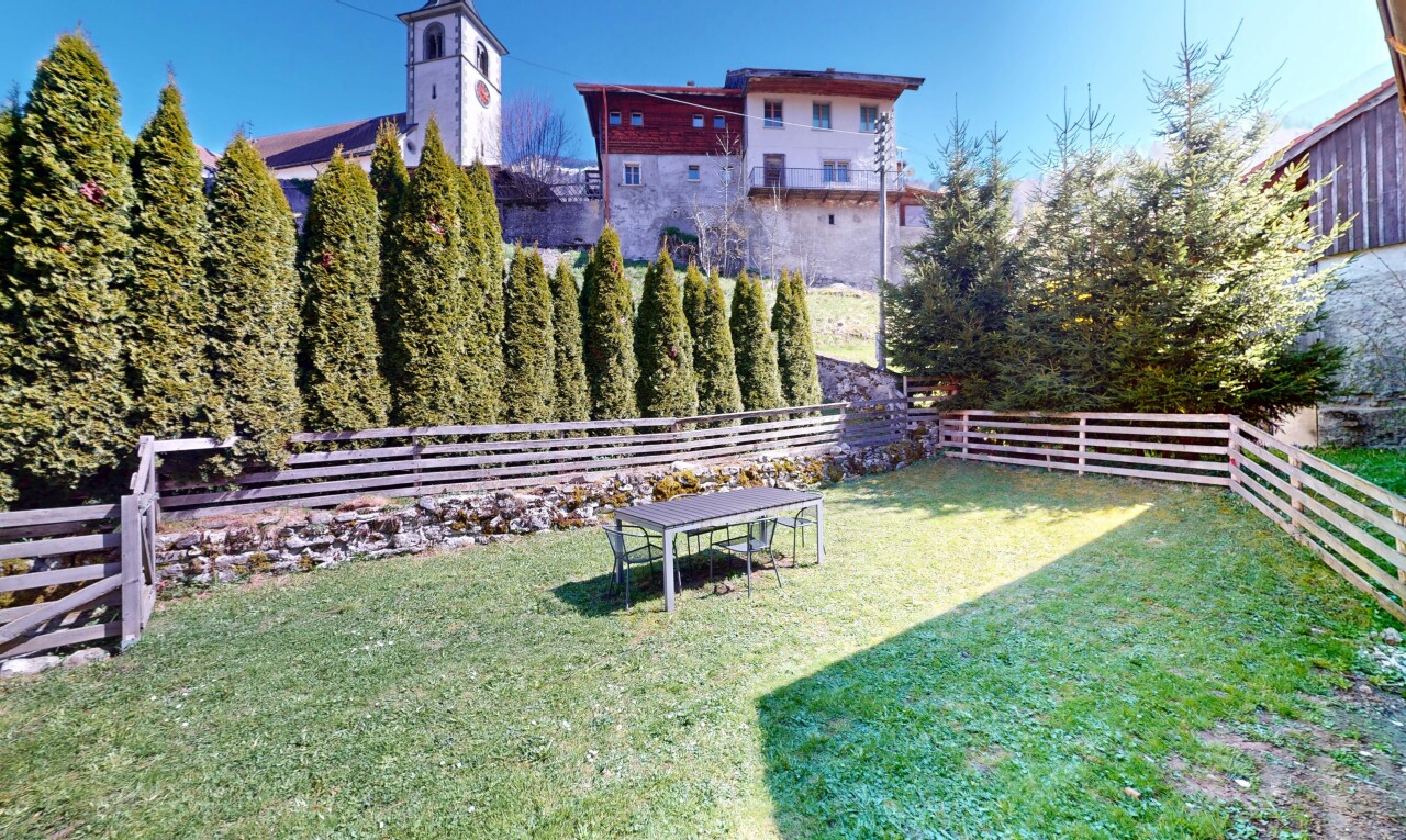 jardin avec pelouse et clôture