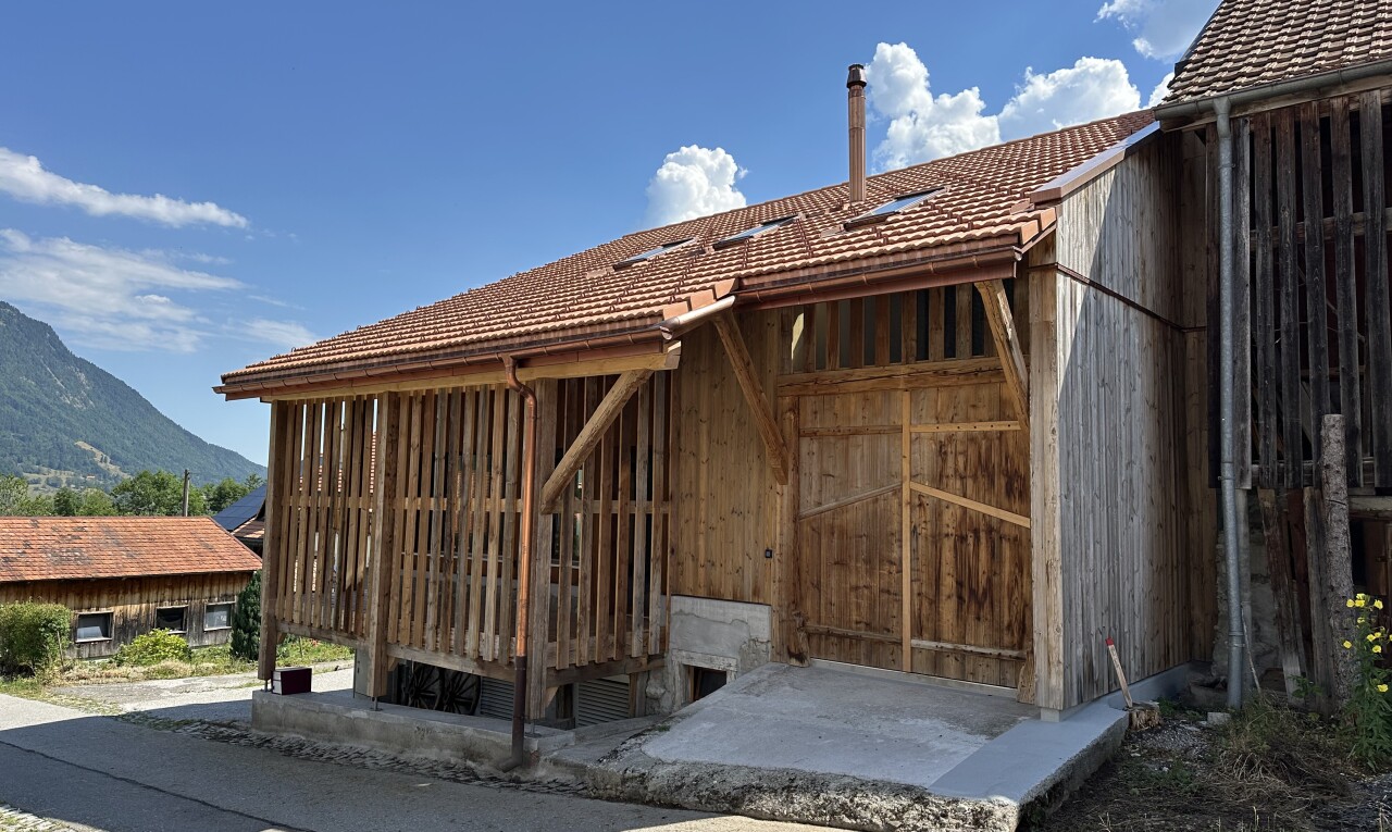façade avec toit en tuiles, day time, vue sur la montagne, mountain view, et property visible