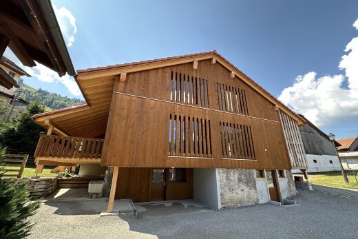 façade avec property visible, day time, bardage vertical, et bardage en bois