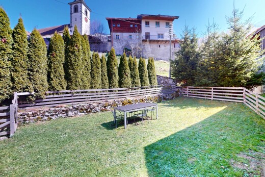 jardin avec pelouse et clôture