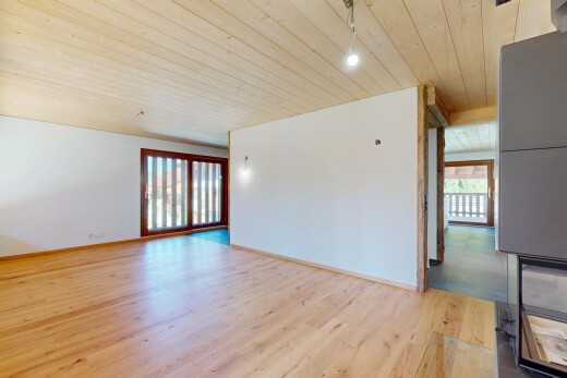 pièce vide avec lumière naturelle, plafond en bois, cloison sèche, et sol en finition bois