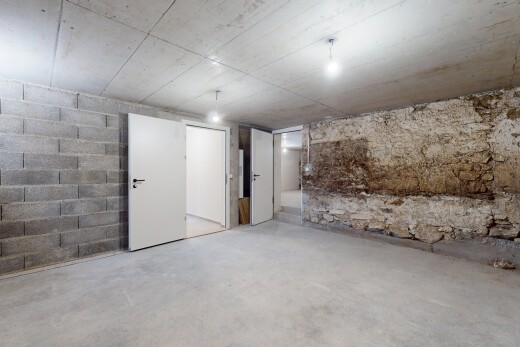 pièce vide avec sous-sol, sol en béton, et plafond en béton