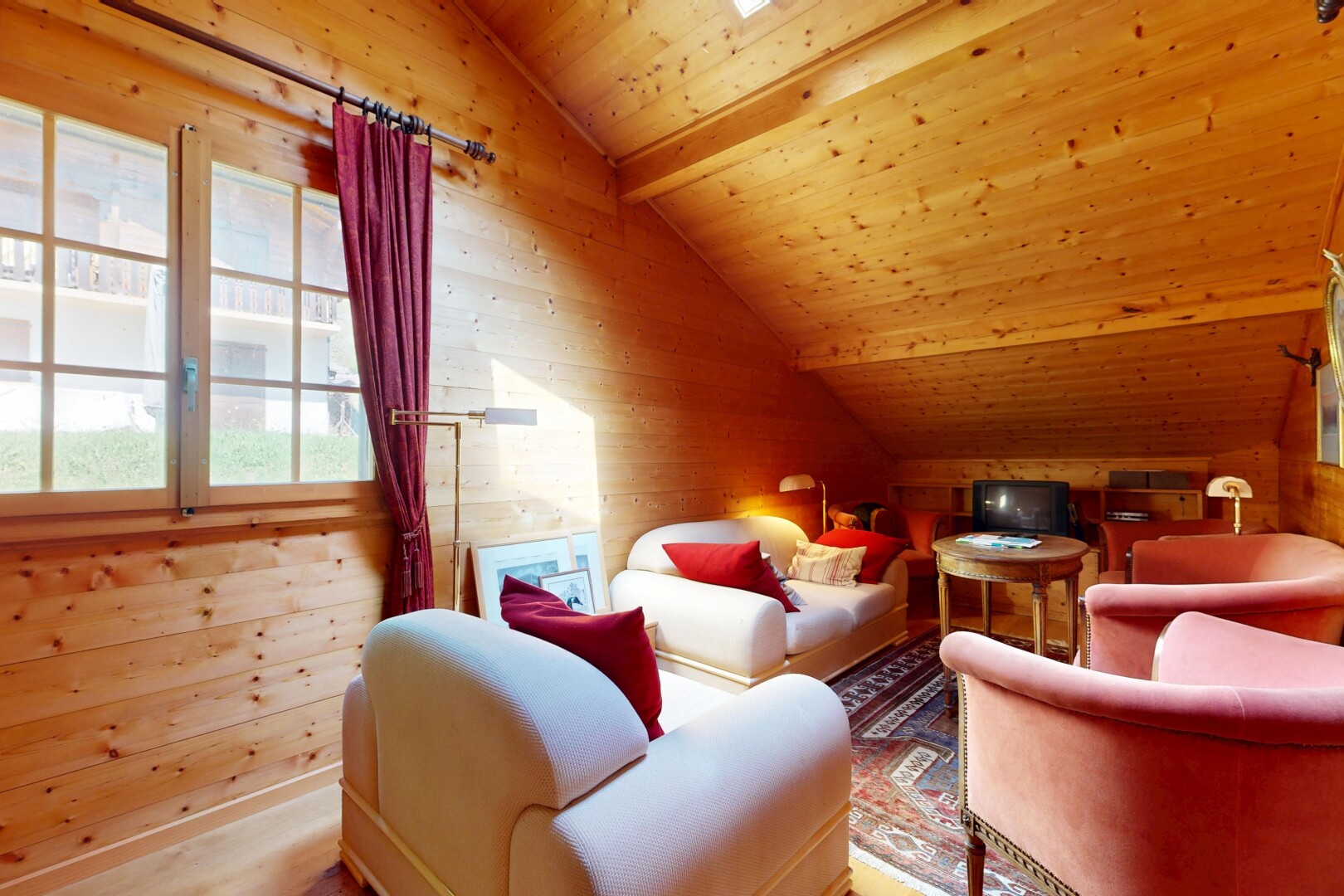 salon avec vaulted ceiling, plafond voûté, wood wall, mur en bois, et dated wood wall