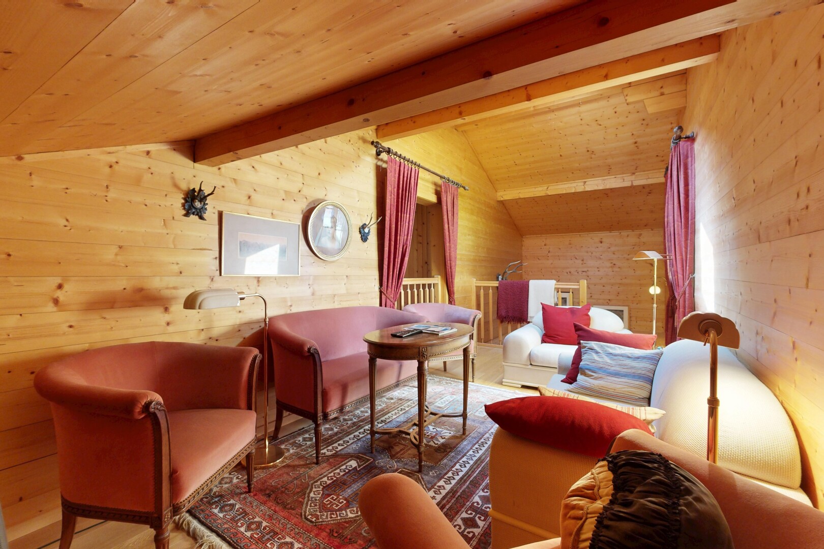 salon avec wood wall, mur en bois, high end ceiling, dated wood wall, et plafond voûté