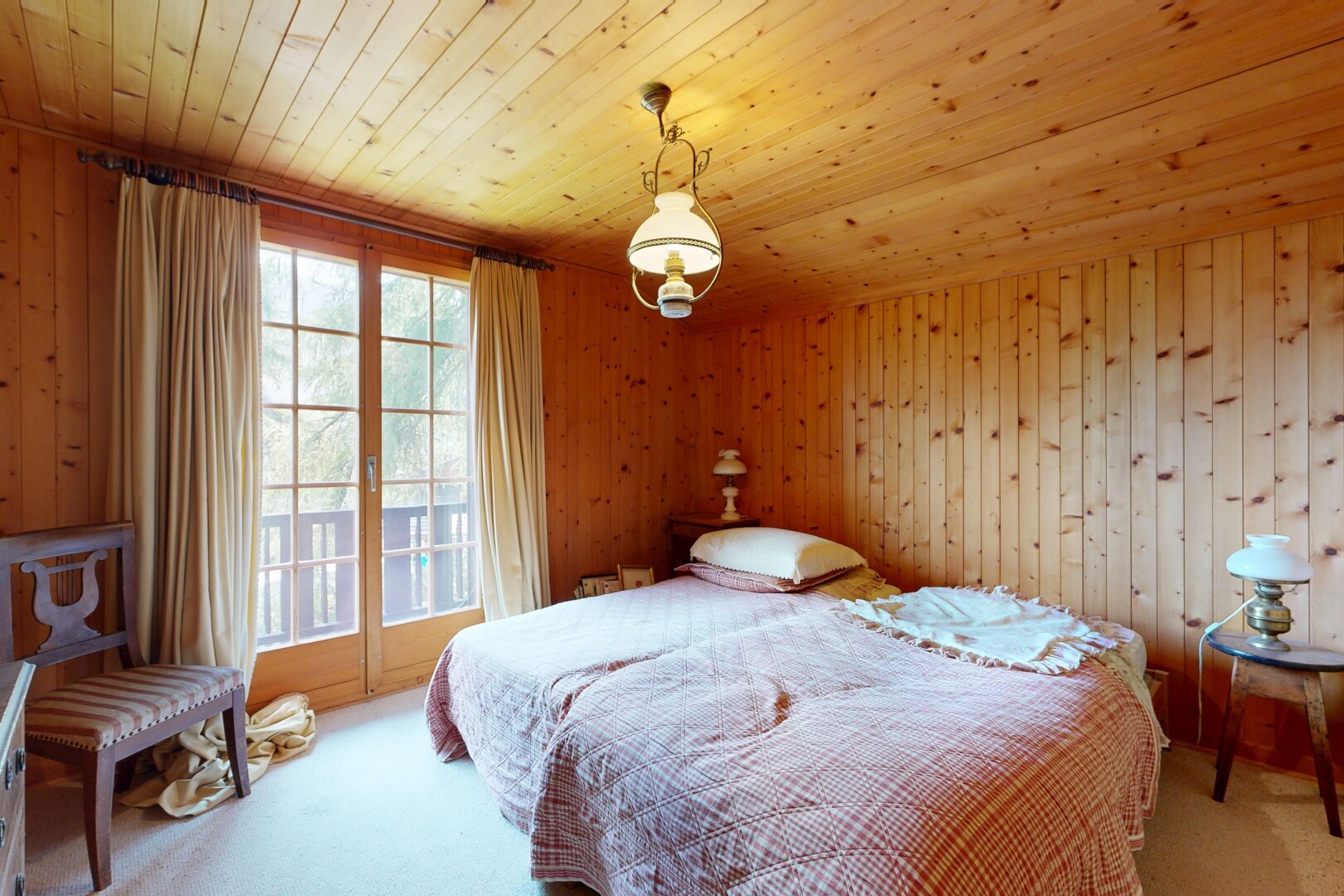 chambre avec wood wall, mur en bois, wood ceiling, plafond en bois, et carpet
