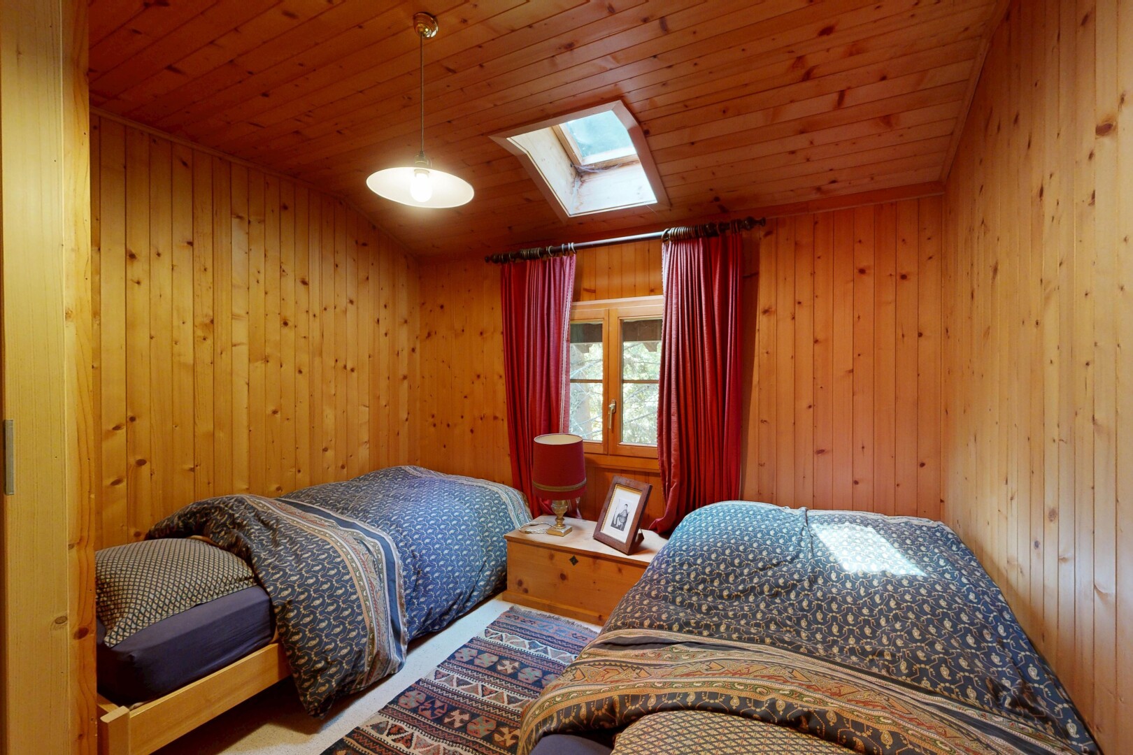 chambre avec puits de lumière, wood wall, mur en bois, éclairage suspendu, et dated wood wall
