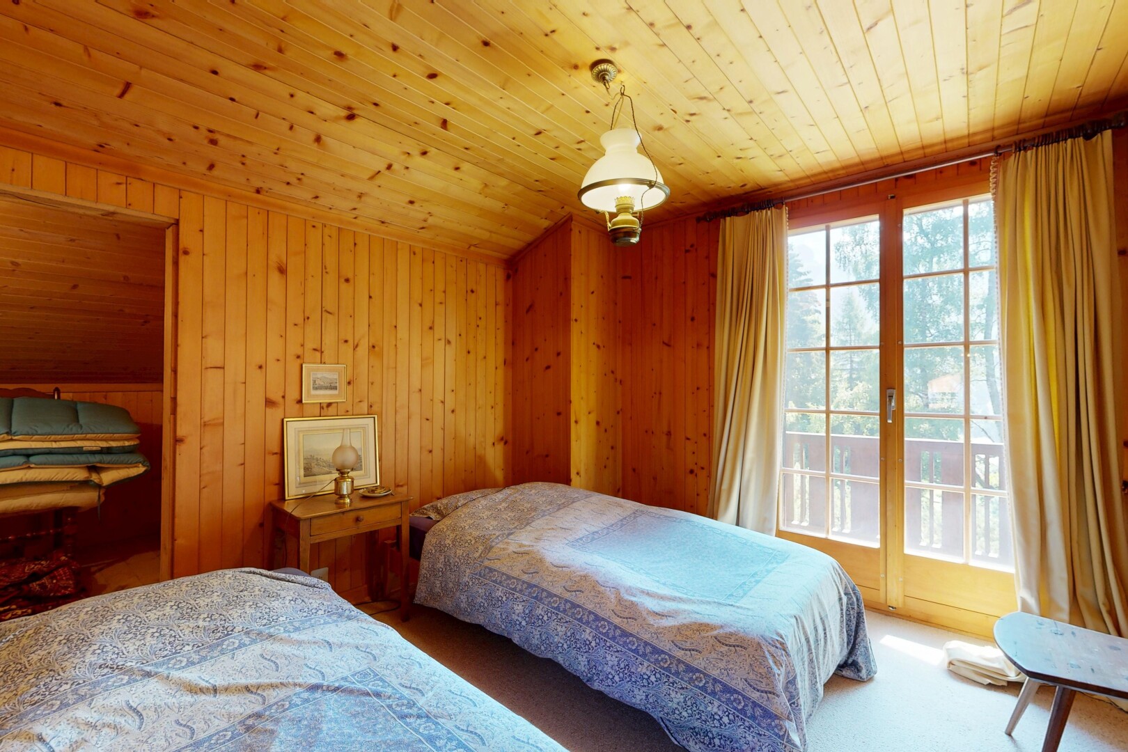 chambre avec wood wall, mur en bois, wood ceiling, plafond en bois, et dated wood wall