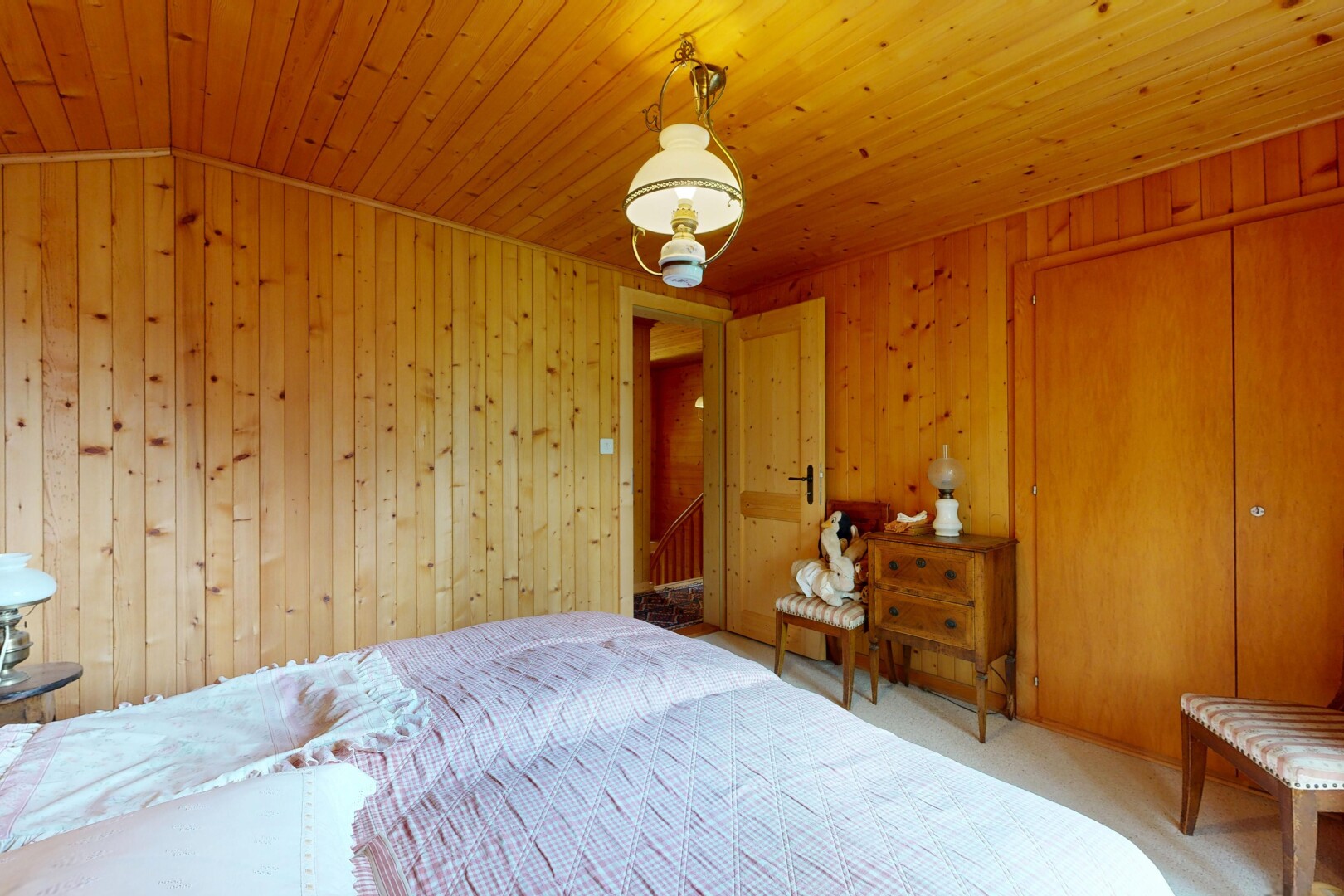 chambre avec wood wall, mur en bois, placard, wood ceiling, et plafond en bois