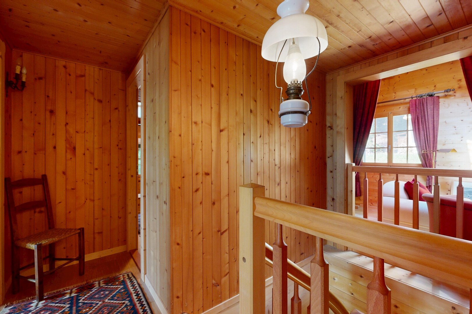 couloir avec wood wall, mur en bois, dated wood wall, palier à l'étage, et wood ceiling