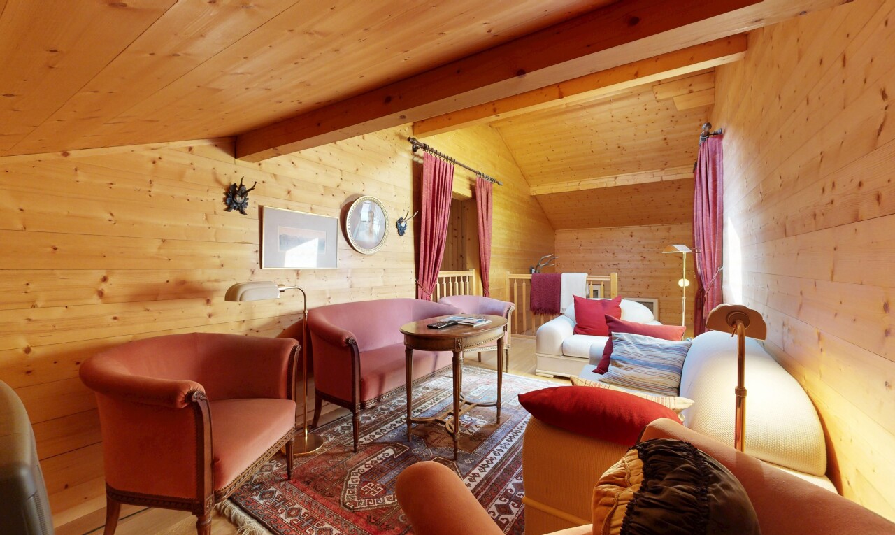 salon avec wood wall, mur en bois, high end ceiling, dated wood wall, et plafond voûté