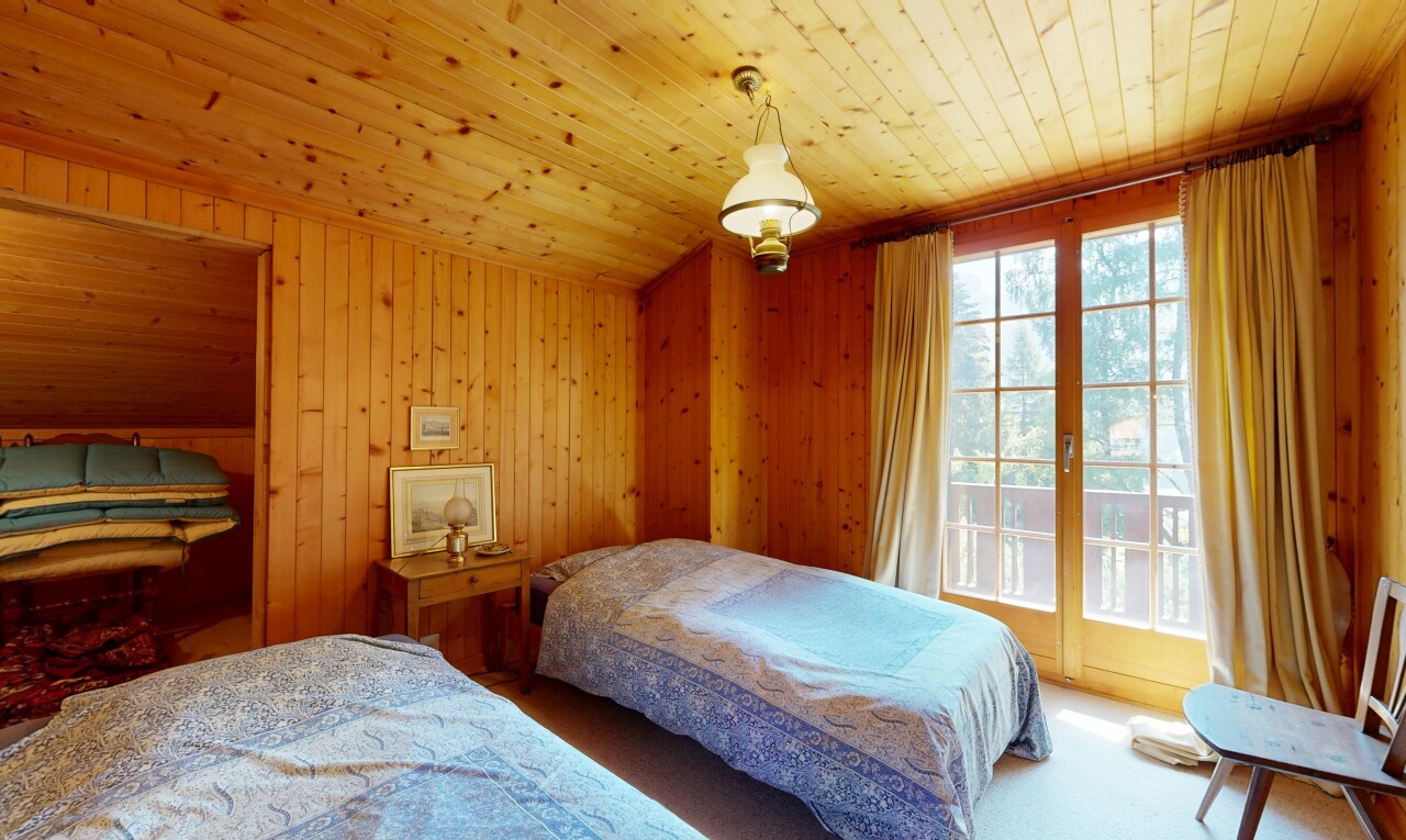 chambre avec wood wall, mur en bois, wood ceiling, plafond en bois, et dated wood wall
