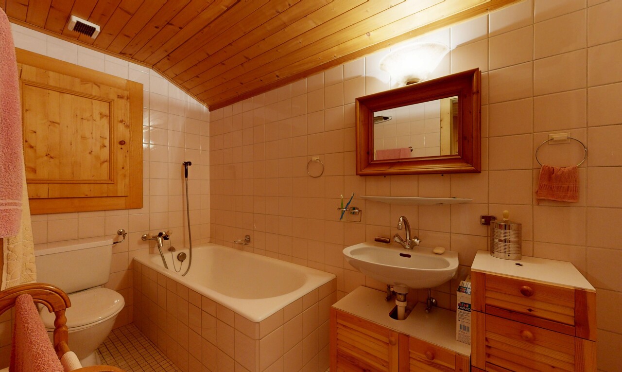 salle de bains avec salle de bain complète, miroir, tile wall, mur en carrelage, et bain