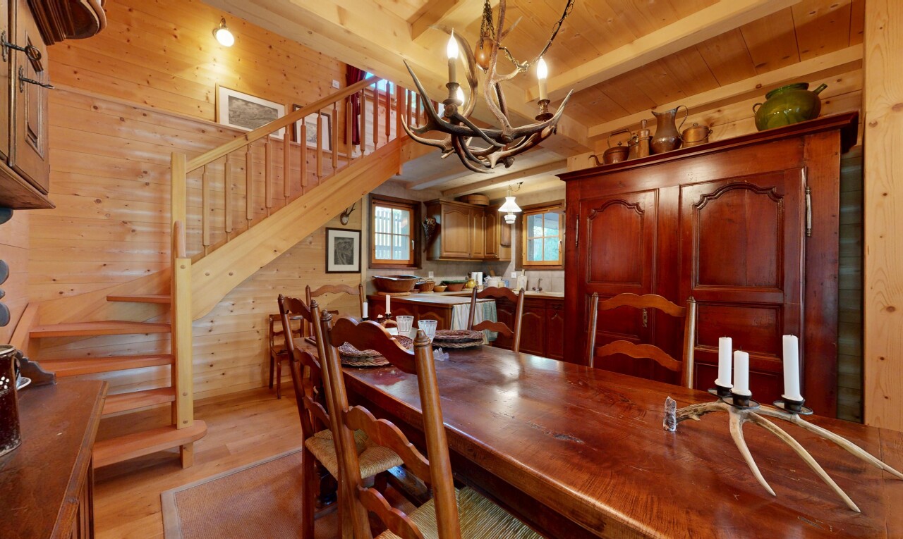 salle à manger avec escaliers, wood wall, mur en bois, dated wood wall, et beamed ceiling