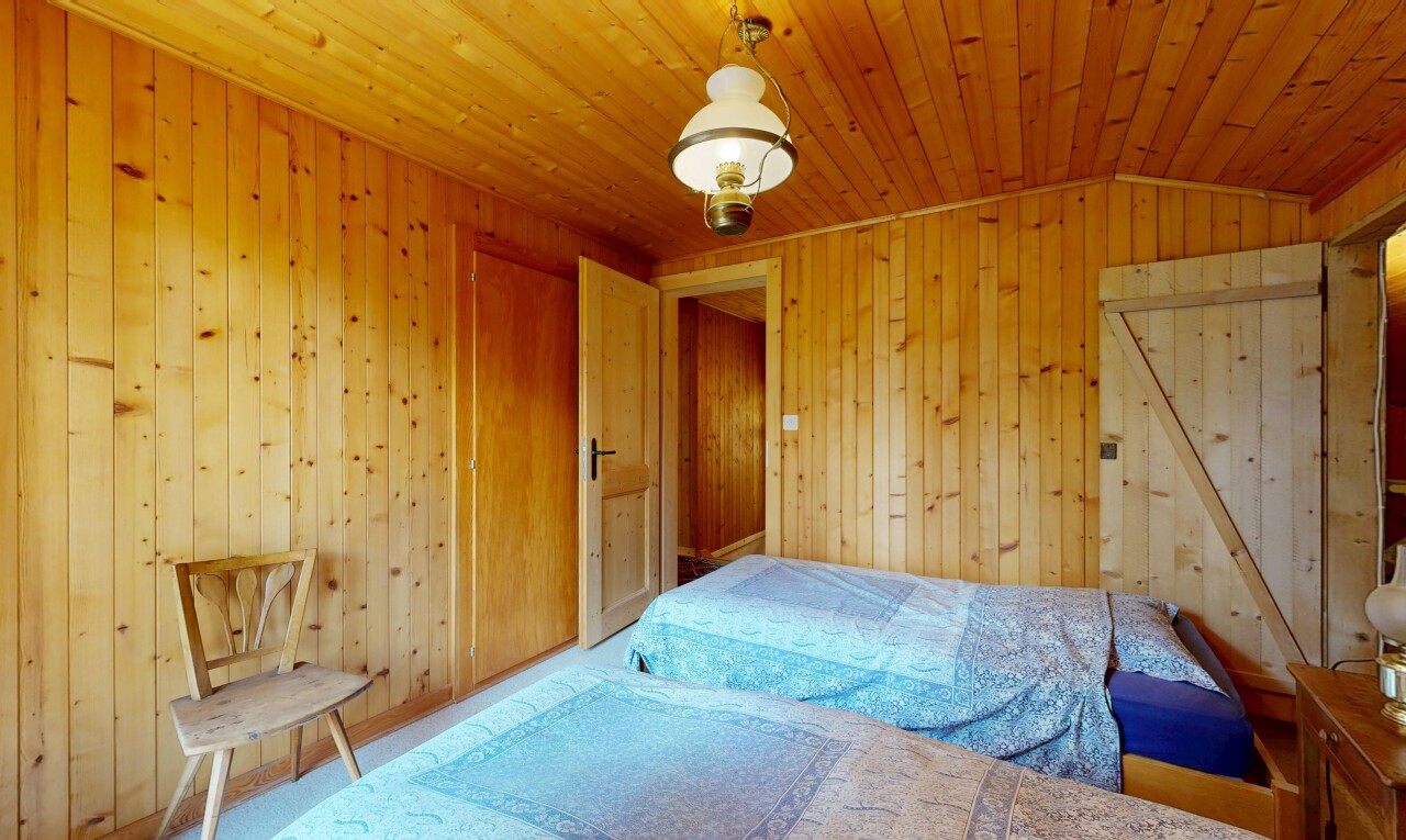chambre avec wood wall, mur en bois, dated wood wall, inside property, et wood ceiling