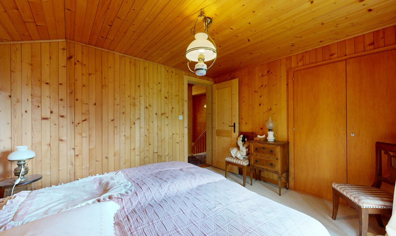 chambre avec wood wall, mur en bois, placard, wood ceiling, et plafond en bois
