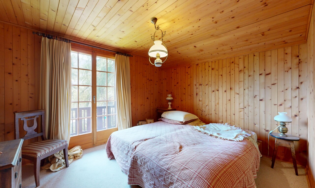 chambre avec wood wall, mur en bois, wood ceiling, plafond en bois, et carpet