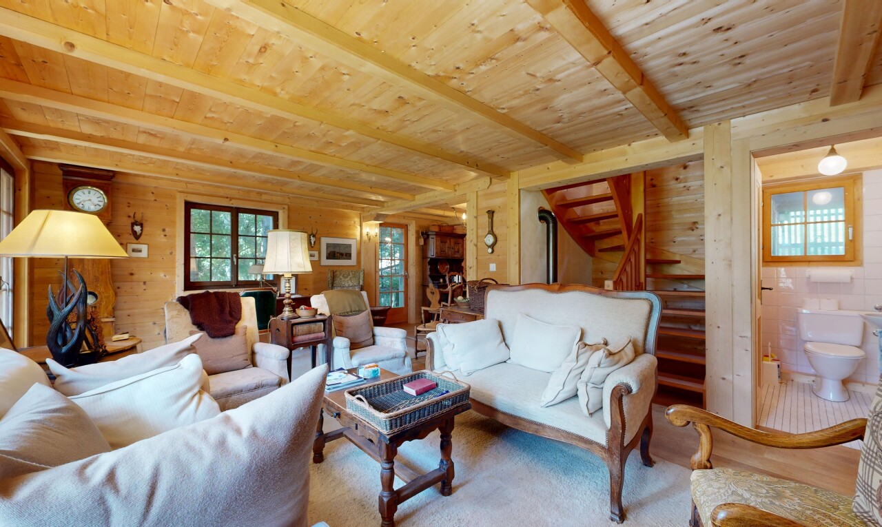 salon avec escaliers, wood ceiling, plafond en bois, high end ceiling, et beamed ceiling