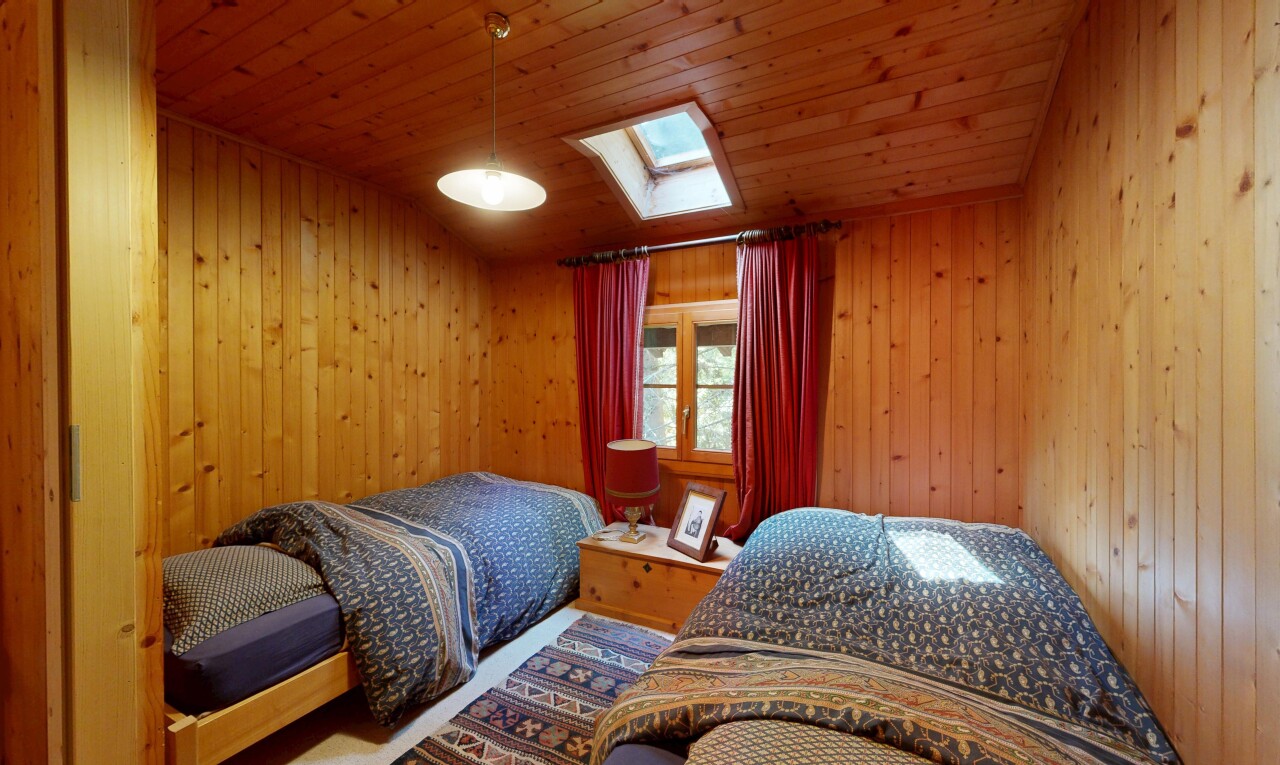 chambre avec puits de lumière, wood wall, mur en bois, éclairage suspendu, et dated wood wall
