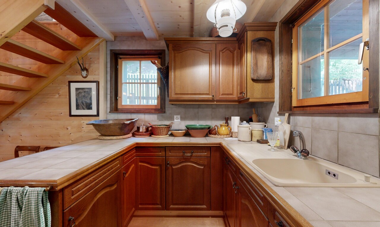 cuisine avec armoires en arc, arched cabinets, plans de travail en carrelage, tile countertops, et light countertops