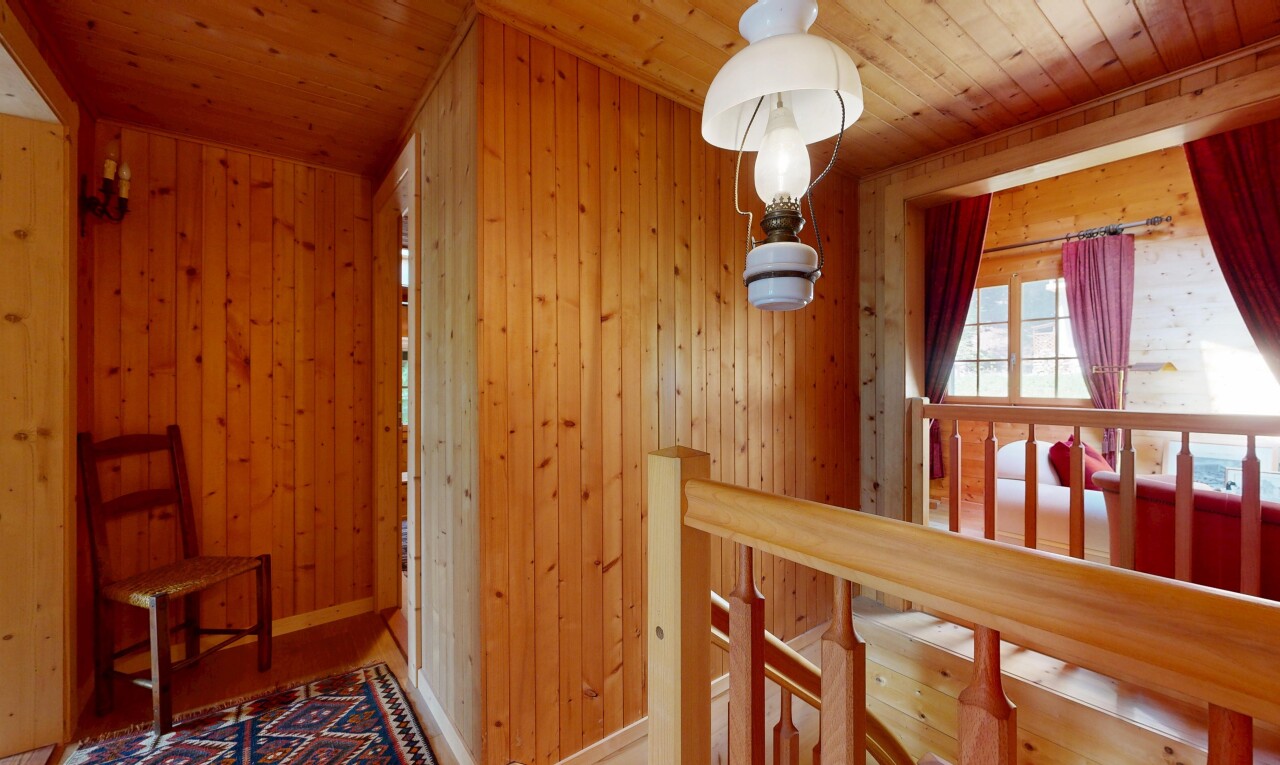 couloir avec wood wall, mur en bois, dated wood wall, palier à l'étage, et wood ceiling