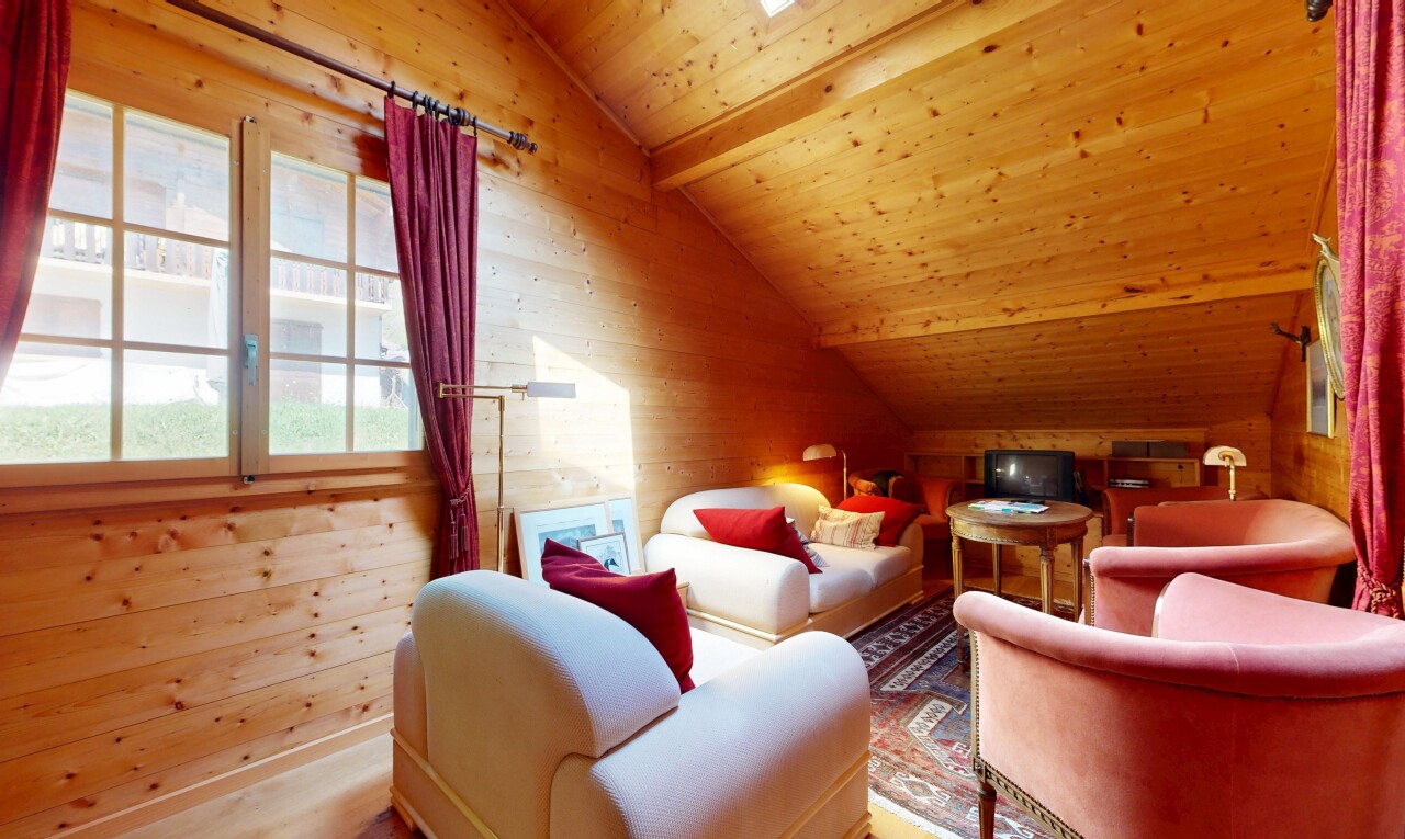 salon avec vaulted ceiling, plafond voûté, wood wall, mur en bois, et dated wood wall