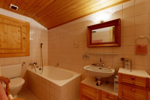 salle de bains avec salle de bain complète, miroir, tile wall, mur en carrelage, et bain