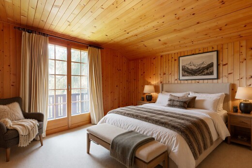 chambre avec wood wall, mur en bois, wood ceiling, plafond en bois, et carpet