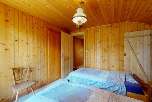 chambre avec wood wall, mur en bois, dated wood wall, inside property, et wood ceiling