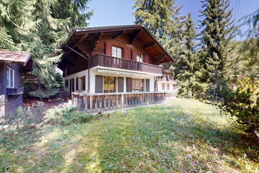 façade avec property visible, pelouse, from property, et balcon